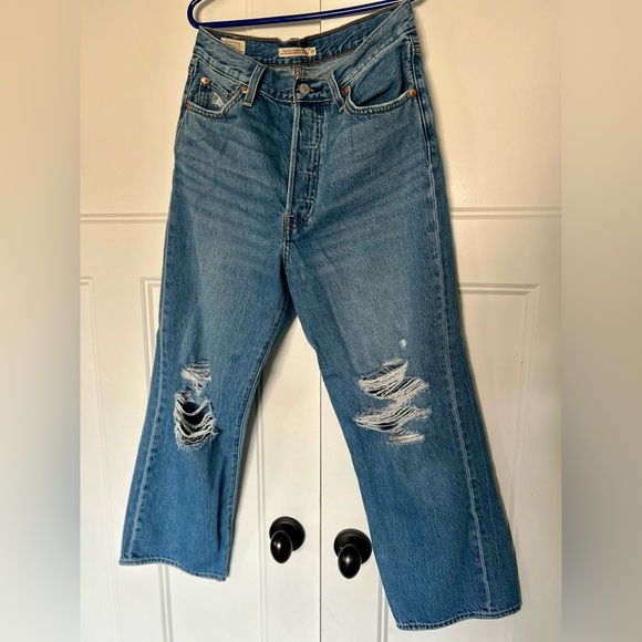 Levi's high rise rib cage Jean. Ankle cut straight leg with distressing. Size 29 - Picture 3 of 5